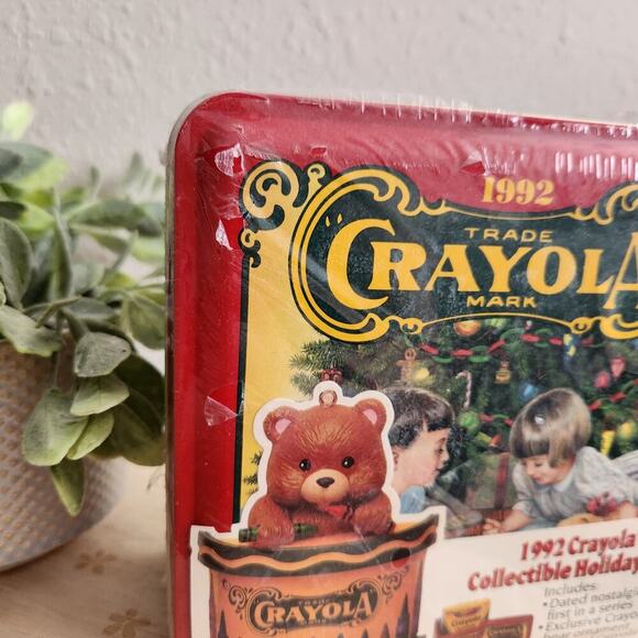 Vintage 1992 Crayola‎ Collectible Holiday Tin, bear ornament, 64 crayons SEALED - Picture 3 of 8